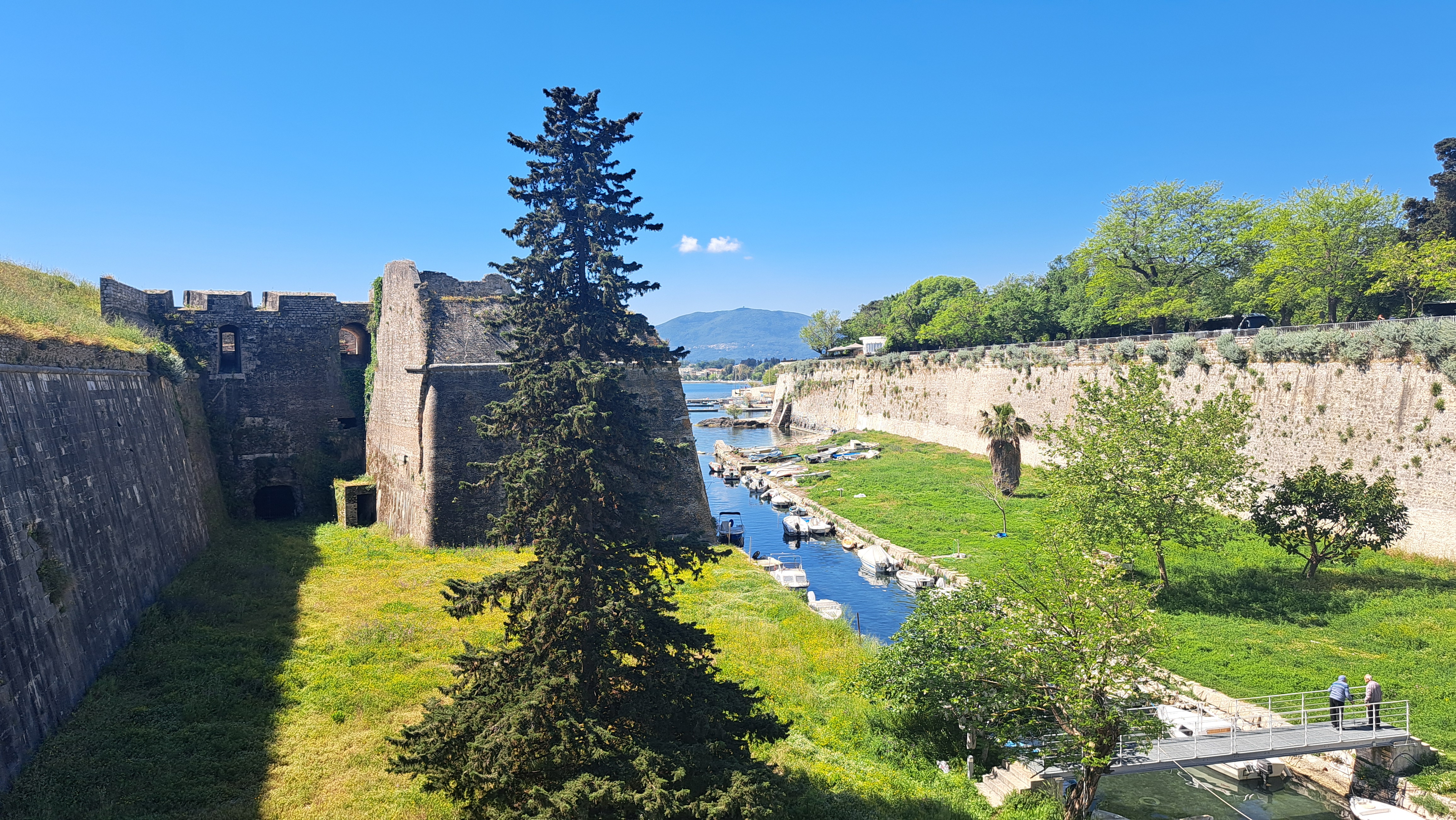 Tarraca e restorantit brenda mureve